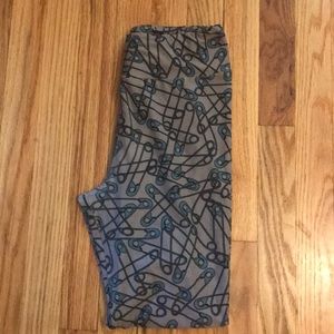 EUC LuLaRoe safety pin leggings. OS 🦄